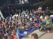Nonton Bareng Film Edukasi, Satgas TMMD Bagikan Makanan Bergizi kepada Anak-Anak Kampung Keakwa