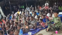 Nonton Bareng Film Edukasi, Satgas TMMD Bagikan Makanan Bergizi kepada Anak-Anak Kampung Keakwa