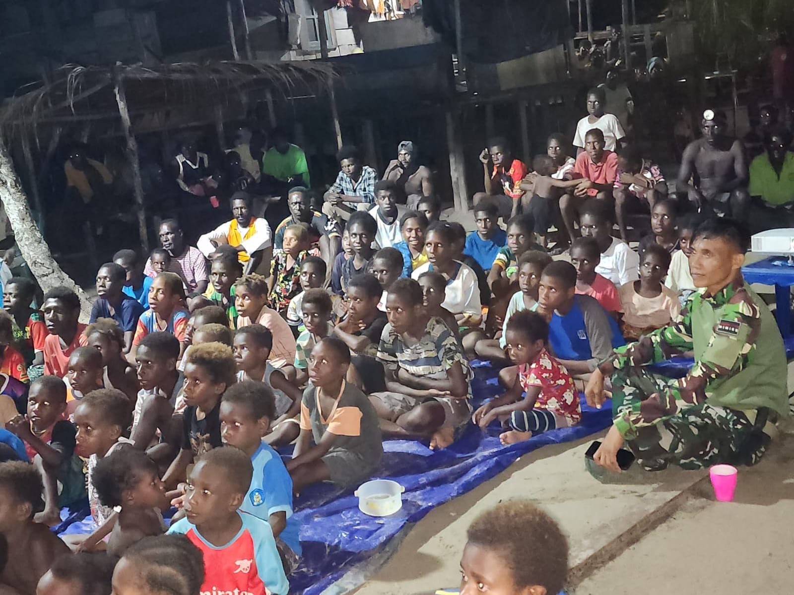 Nonton Bareng Film Edukasi, Satgas TMMD Bagikan Makanan Bergizi kepada Anak-Anak Kampung Keakwa