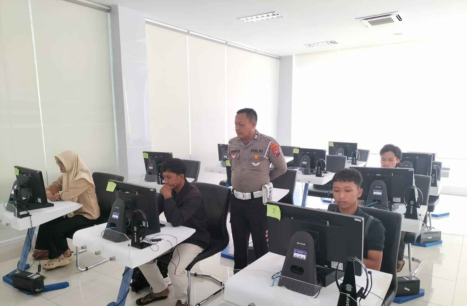 Di Tengah Aktivitas Pagi Tuban, Program Polantas Tuban Menyapa Jadi Tempat Tanya SIM STNK BPKB