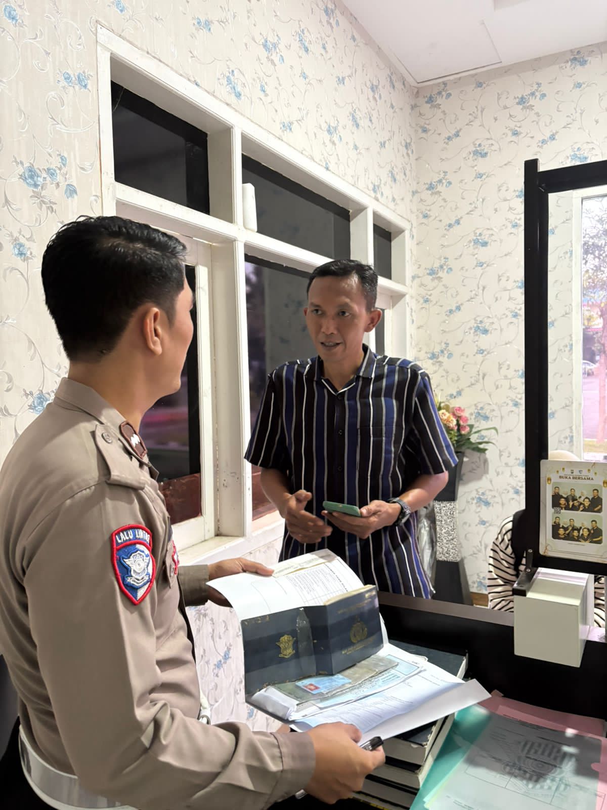 Banyak Pengendara Tuban Terkejut Saat Polantas Tuban Bantu Cek SIM STNK BPKB Banyak Pengendara Tuban Terkejut Saat Polantas Tuban Bantu Cek SIM STNK BPKB