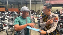 Heboh Pinggir Jalan Tuban, Polantas Tuban Layani SIM dan STNK Tanpa Antre Heboh Pinggir Jalan Tuban, Polantas Tuban Layani SIM dan STNK Tanpa Antre
