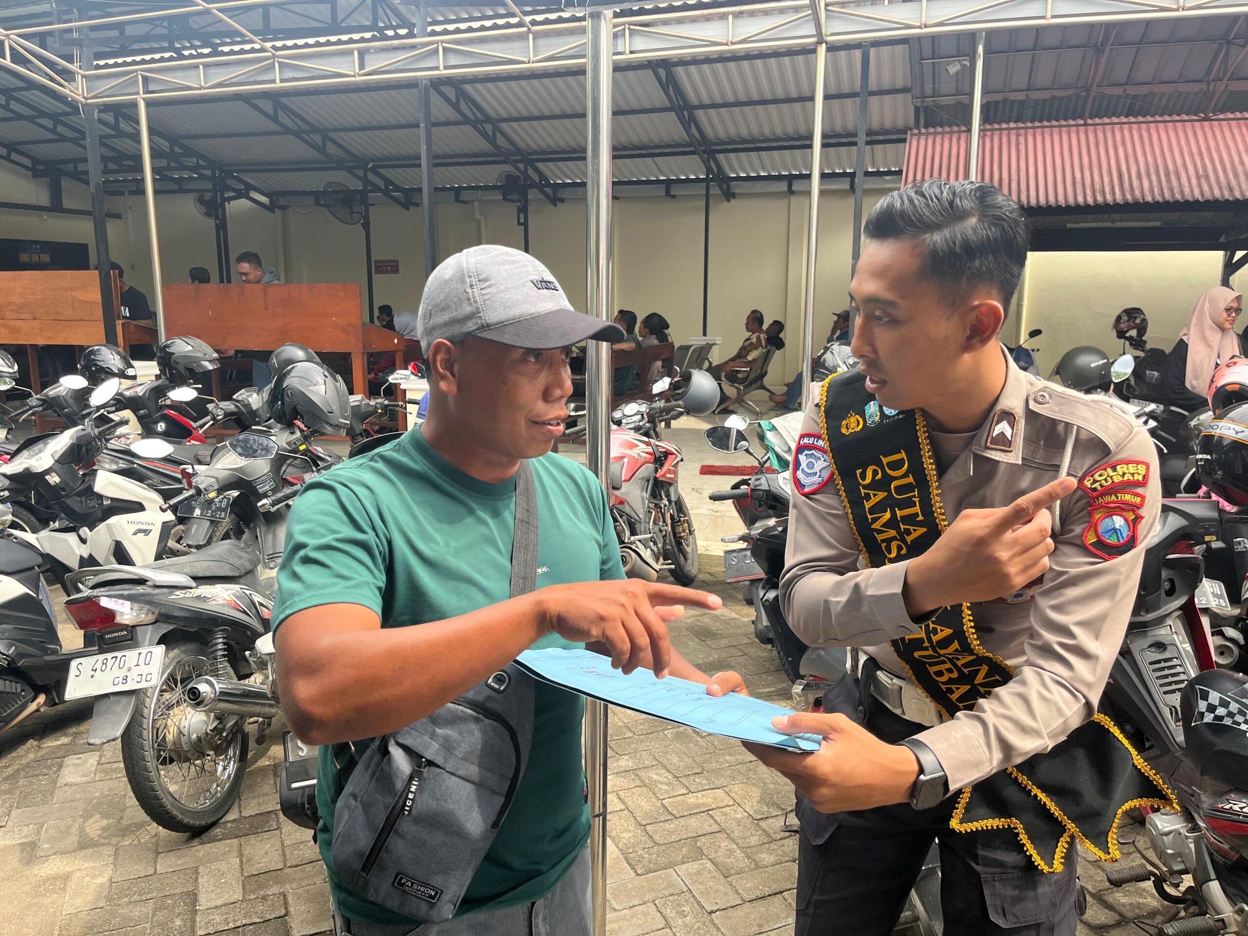 Heboh Pinggir Jalan Tuban, Polantas Tuban Layani SIM dan STNK Tanpa Antre