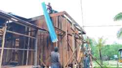 Satgas TMMD Ke-128 Kodim 1710/Mimika Genjot Pembangunan 5 Unit Rumah di Kampung Keakwa, Fokus Pemasangan Atap