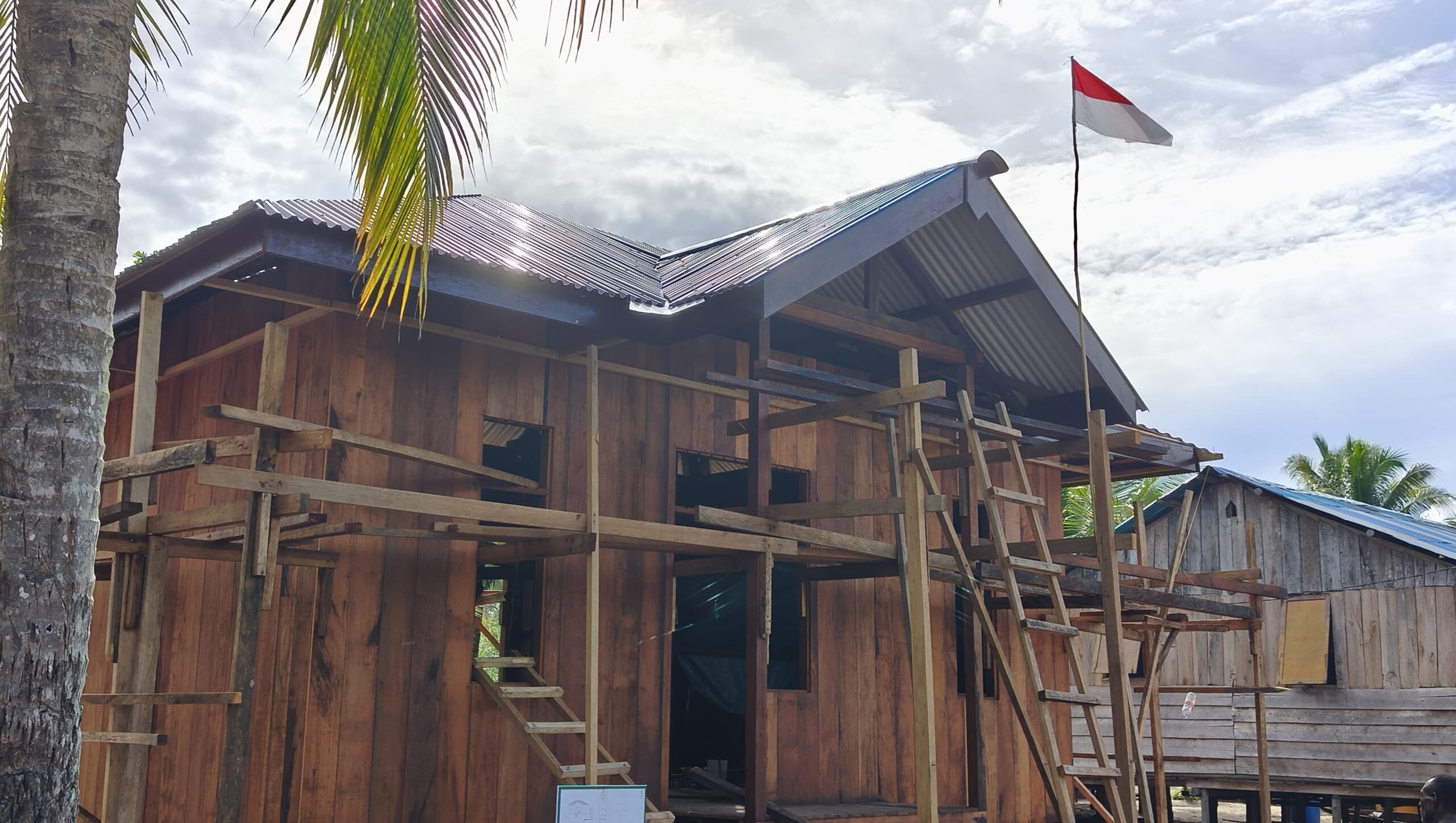 Satgas TMMD Ke-128 Kodim 1710/Mimika: Pemasangan Atap Rampung, Progres Pembangunan 5 Rumah Capai 90 Persen