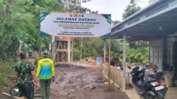 Satgas Bersama Warga Pasang Benner Sambut Tim Wasev Sterad TNI