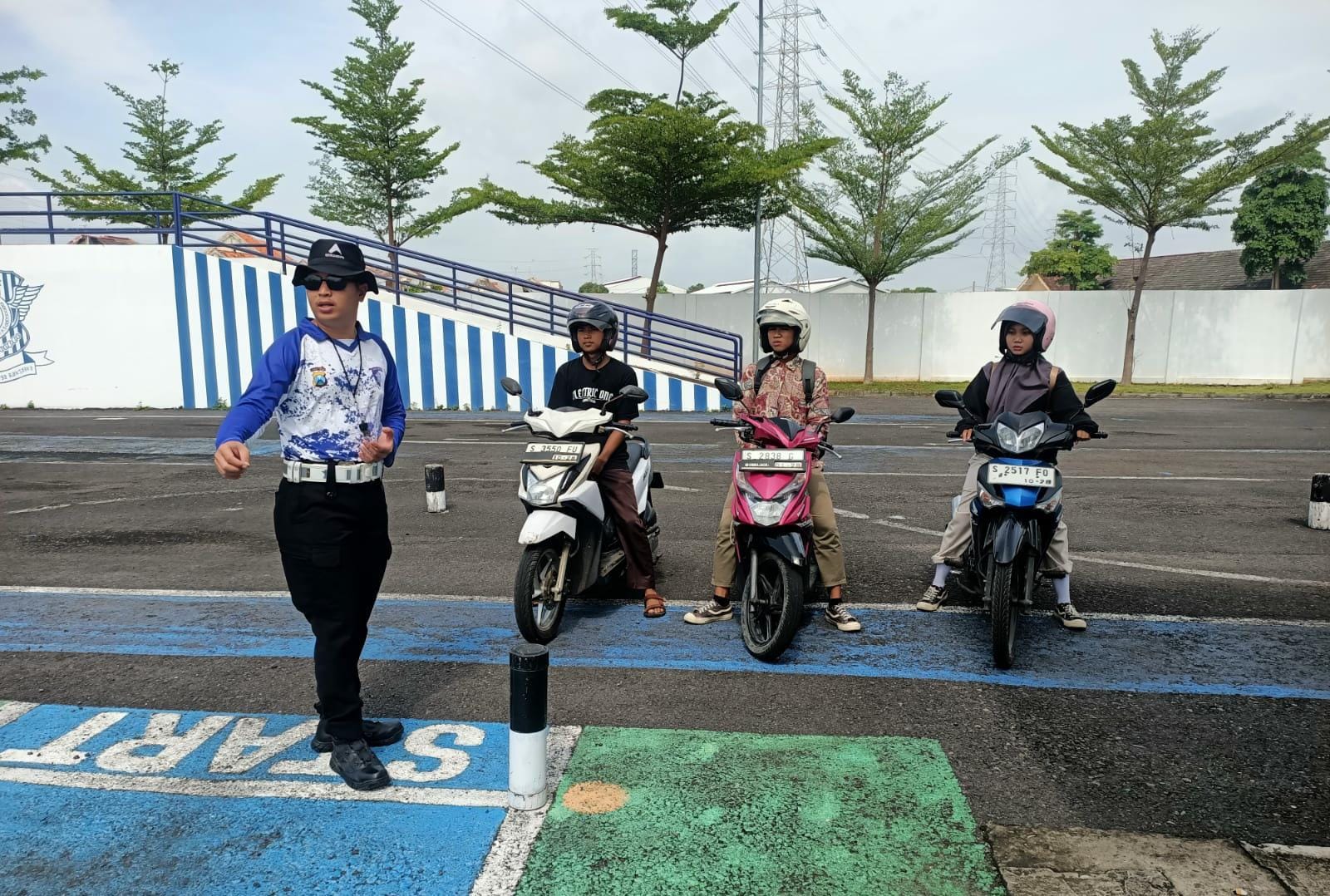 Tuban Heboh! Polisi Lalu Lintas Menyapa, Semua Dokumen Kendaraan Dibahas