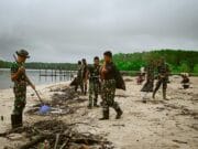Aksi Bersih Pantai Keakwa oleh Satgas TMMD Kodim 1710/Mimika