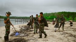 Aksi Bersih Pantai Keakwa oleh Satgas TMMD Kodim 1710/Mimika