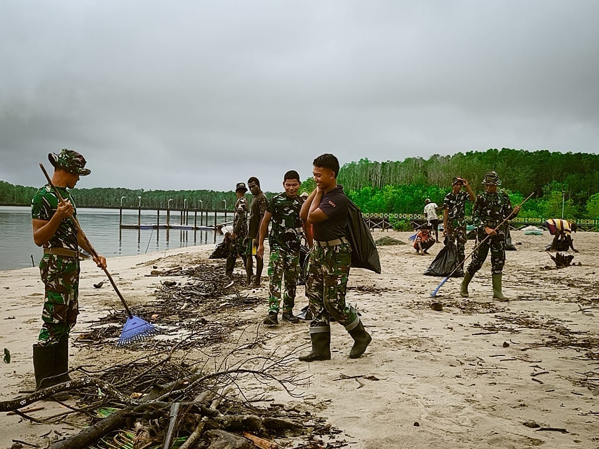 Aksi Bersih Pantai Keakwa oleh Satgas TMMD Kodim 1710/Mimika