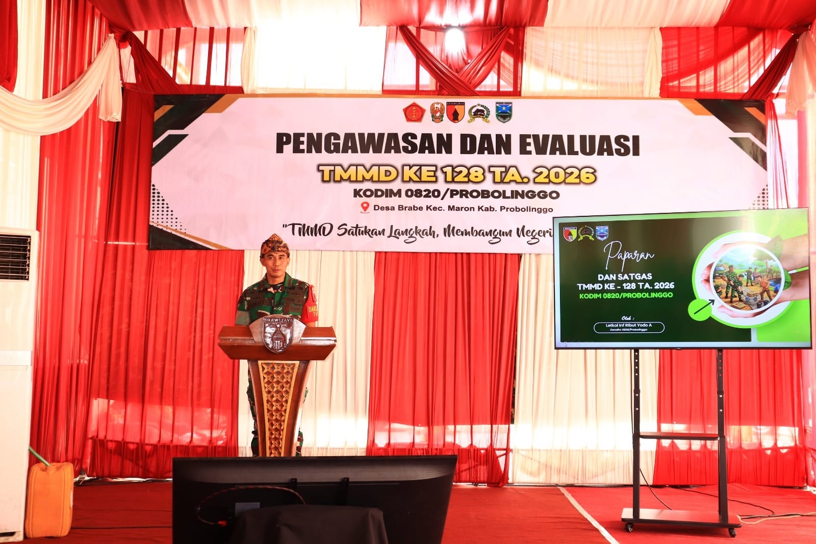 Tim Wasev Sterad TNI Terima Paparan Pelaksanaan TMMD Oleh Dandim 0820/Probolinggo Letkol Inf Ribut Yodo Apriantono Tim Wasev Sterad TNI Terima Paparan Pelaksanaan TMMD Oleh Dandim 0820/Probolinggo Letkol Inf Ribut Yodo Apriantono