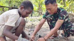 Satgas TMMD Kodim 1710/Mimika Tanamkan Kepedulian Lingkungan Lewat Penanaman Mangrove Bersama Anak-Anak