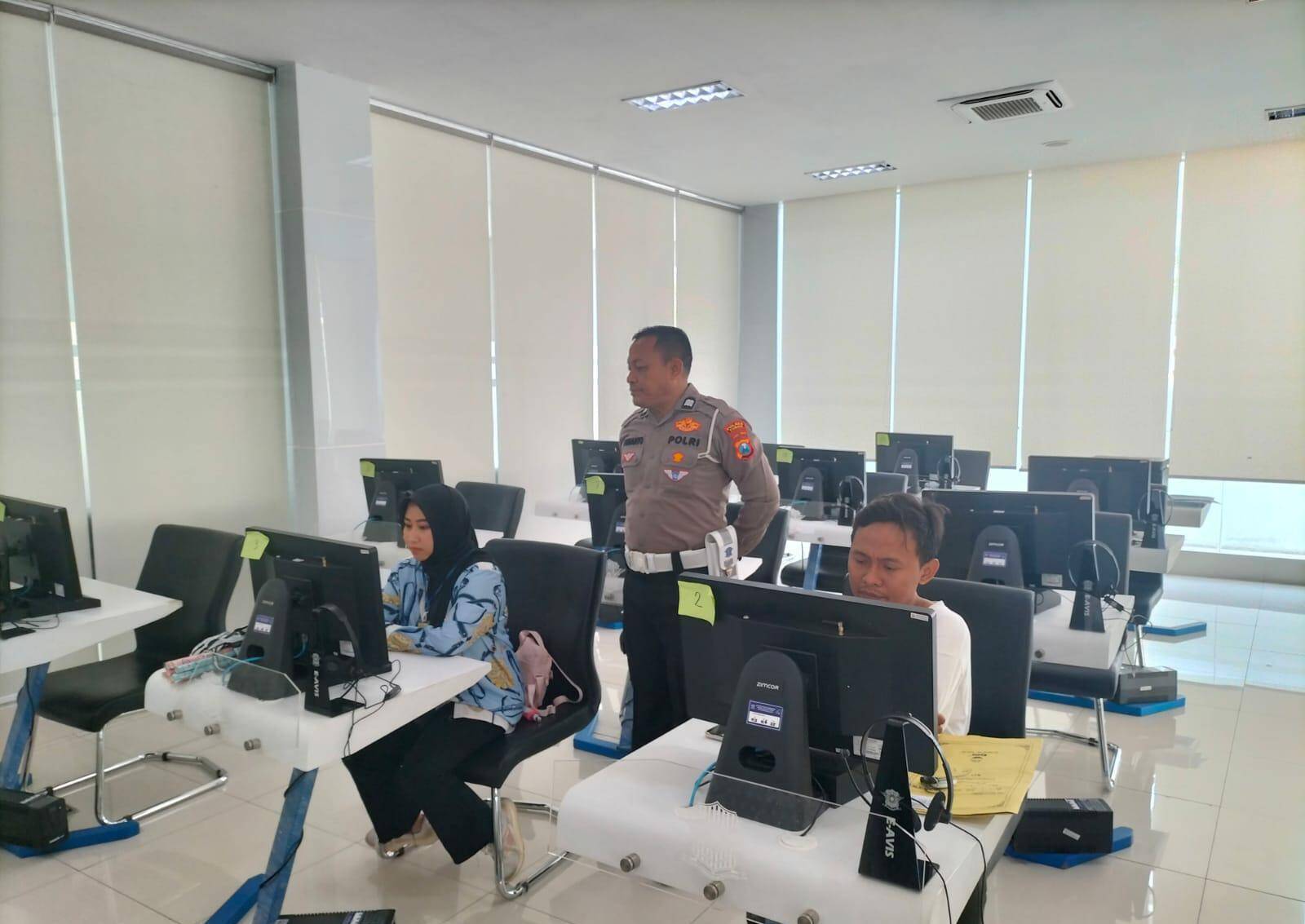 Polantas Tuban Ubah Pagi Warga, Obrolan SIM Kini Tak Lagi Menegangkan Polantas Tuban Ubah Pagi Warga, Obrolan SIM Kini Tak Lagi Menegangkan