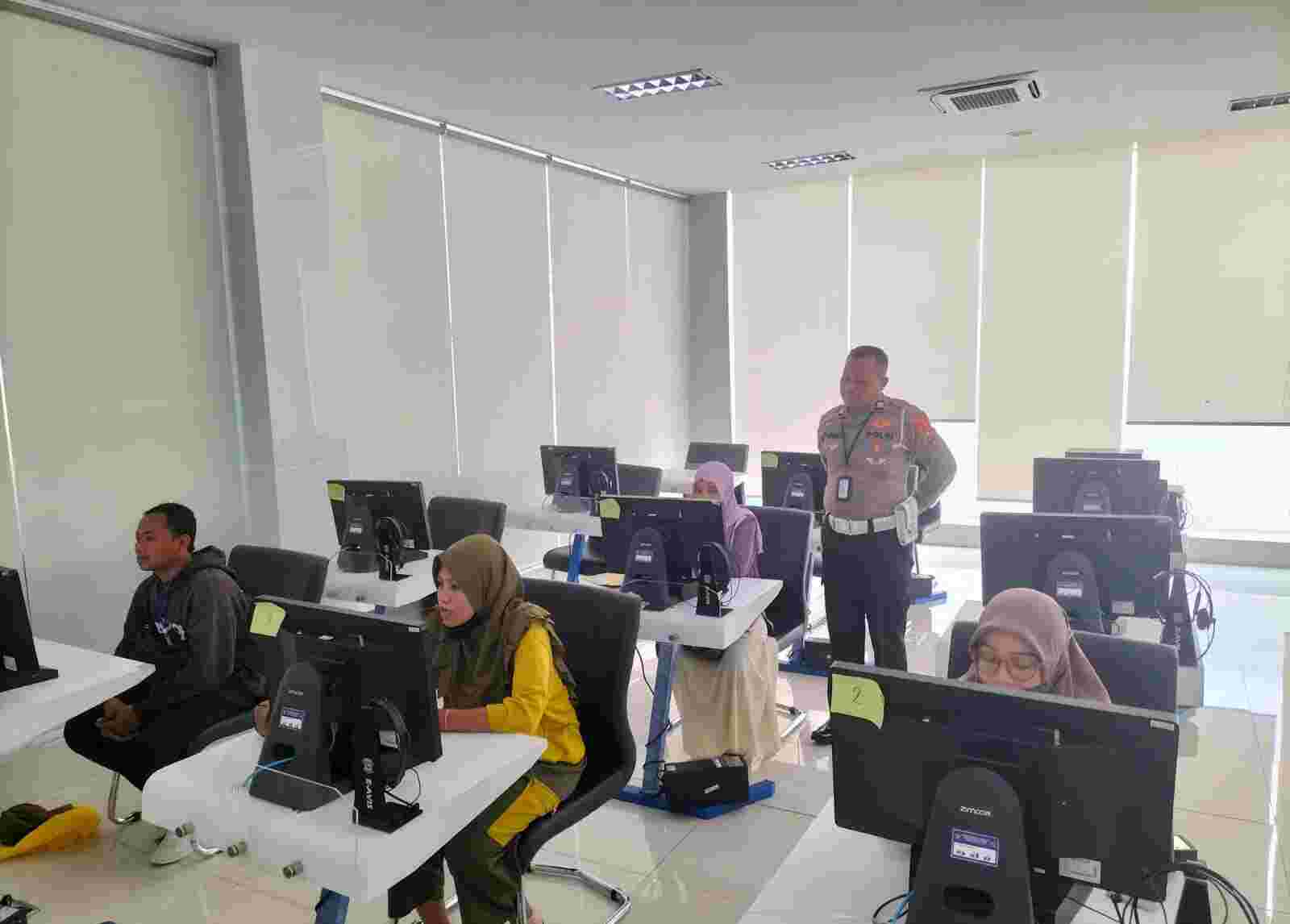 Pengendara Ojek di Tuban Akhirnya Paham SIM Berkat Polantas Tuban