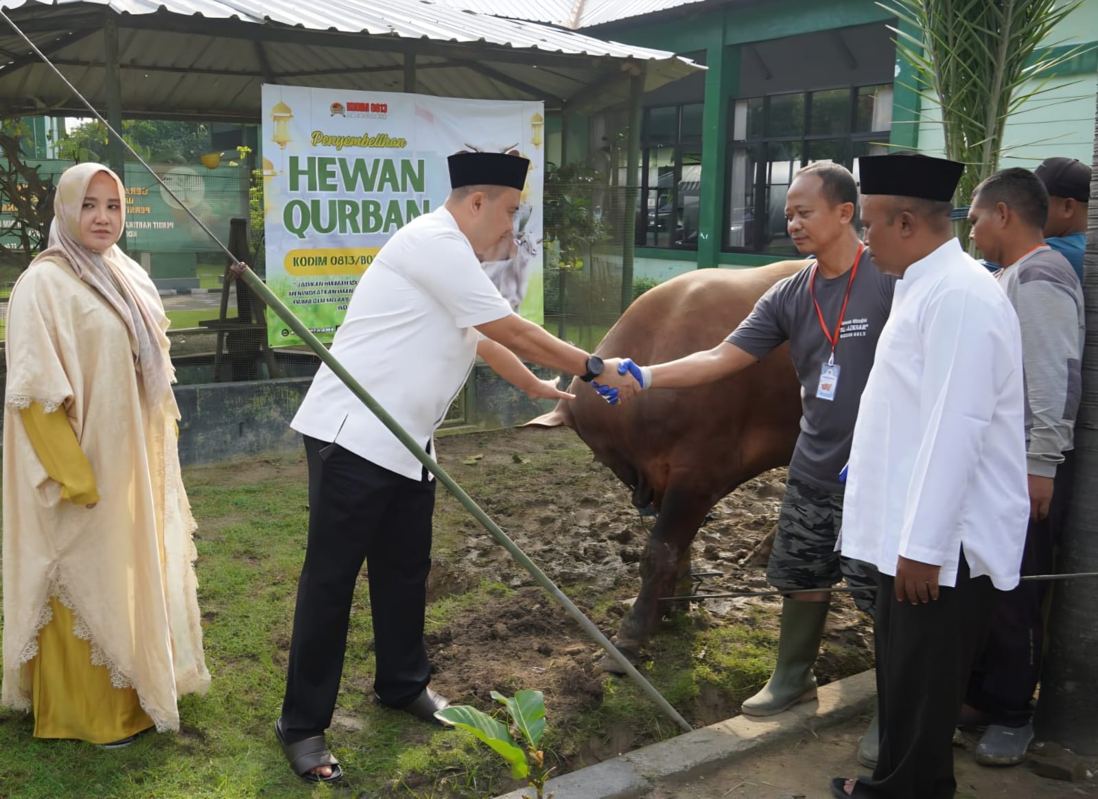 Semangat Berbagi di Idul Adha, Kodim Bojonegoro Salurkan Daging Kurban Semangat Berbagi di Idul Adha, Kodim Bojonegoro Salurkan Daging Kurban