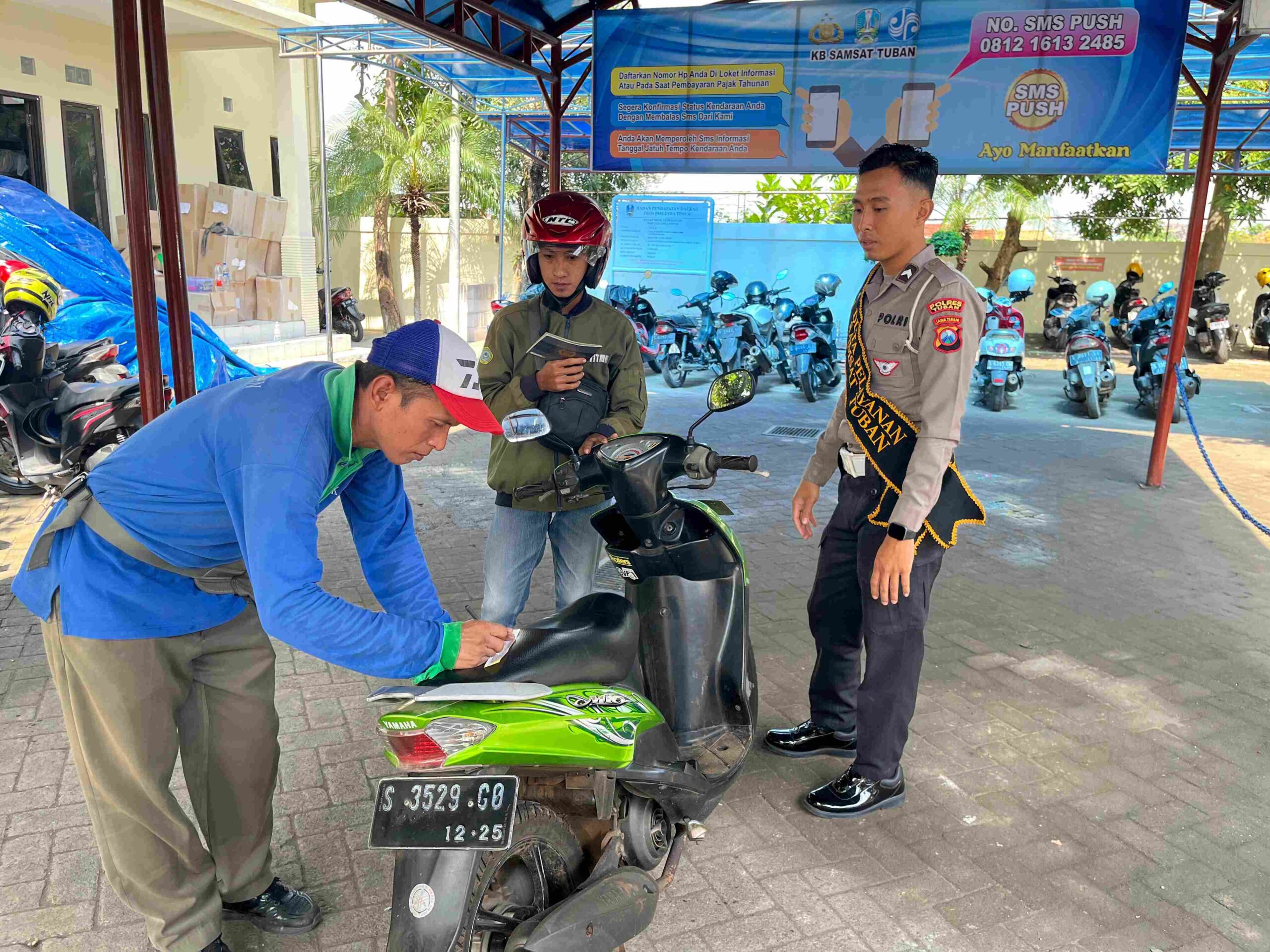 Senyum & Solusi: Polantas Tuban Datang ke Warga, Semua Pertanyaan Kendaraan Dijawab Senyum & Solusi: Polantas Tuban Datang ke Warga, Semua Pertanyaan Kendaraan Dijawab