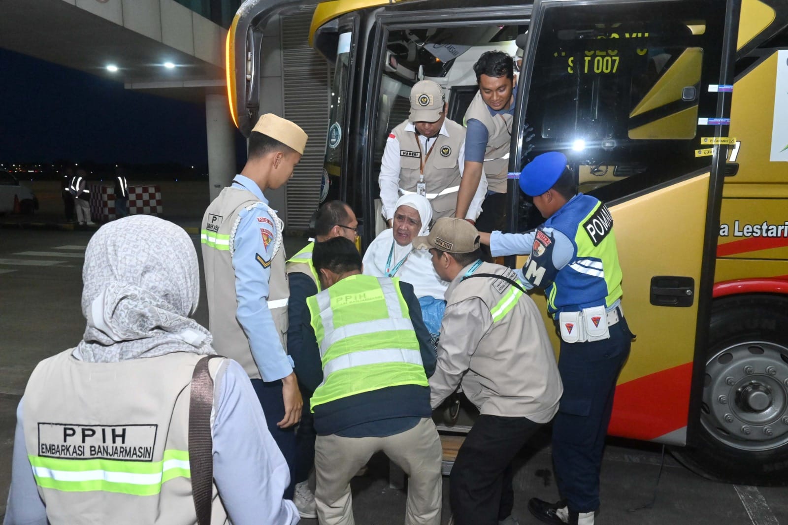 Lanud Sjamsudin Noor Hadir di Tengah Jamaah, Mengawal Keberangkatan Haji dengan Sepenuh Hati