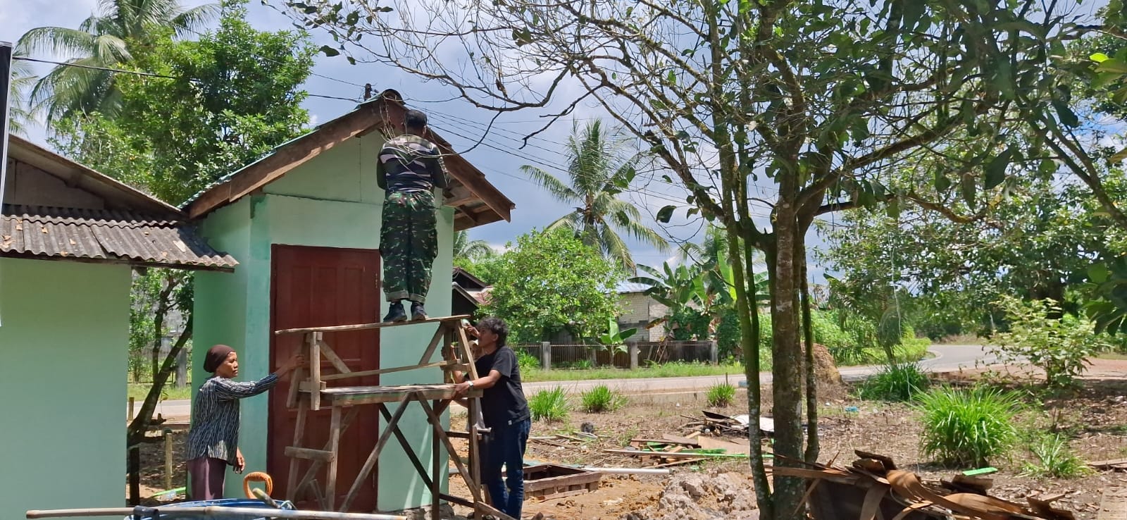 Satgas TMMD Kodim 0908/Bontang Percepat Finishing MCK Melalui Pengecatan