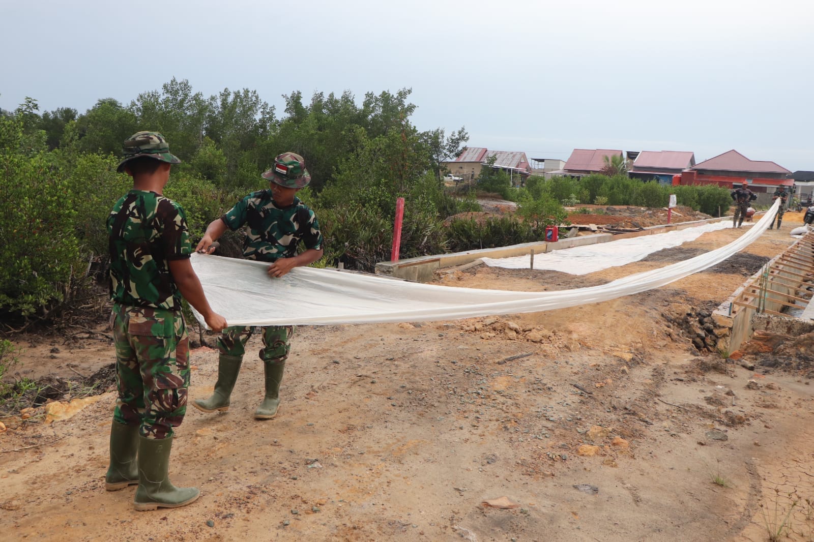 Tahap Penting Pembangunan Jalan, Satgas TMMD 128, Kodim 0908/Bontang Pasang Wiremesh di Lokasi Sasaran
