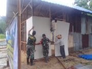 Pengerjaan RTLH di Desa Badak Mekar Terus Berlanjut, Satgas TMMD Ke-128 Kodim 0908/Bontang Lakukan Pemasangan Dinding