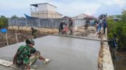 Tak Kenal Lelah, Personel Satgas TMMD Ke-128 Kodim 0908/Bontang Fokus Tuntaskan Pengecoran Jalan yang Belum Rampung