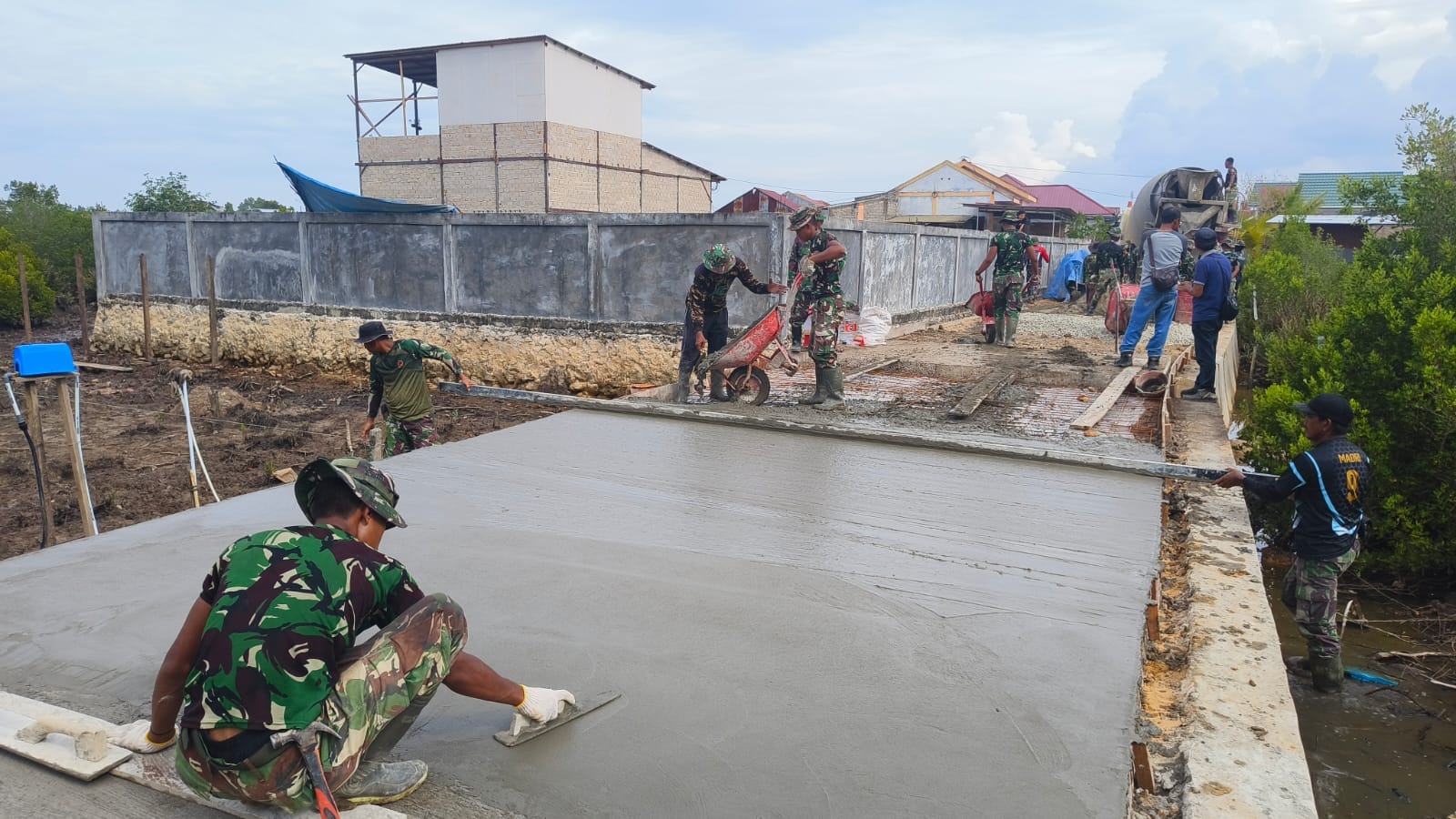 Tak Kenal Lelah, Personel Satgas TMMD Ke-128 Kodim 0908/Bontang Fokus Tuntaskan Pengecoran Jalan yang Belum Rampung Tak Kenal Lelah, Personel Satgas TMMD Ke-128 Kodim 0908/Bontang Fokus Tuntaskan Pengecoran Jalan yang Belum Rampung