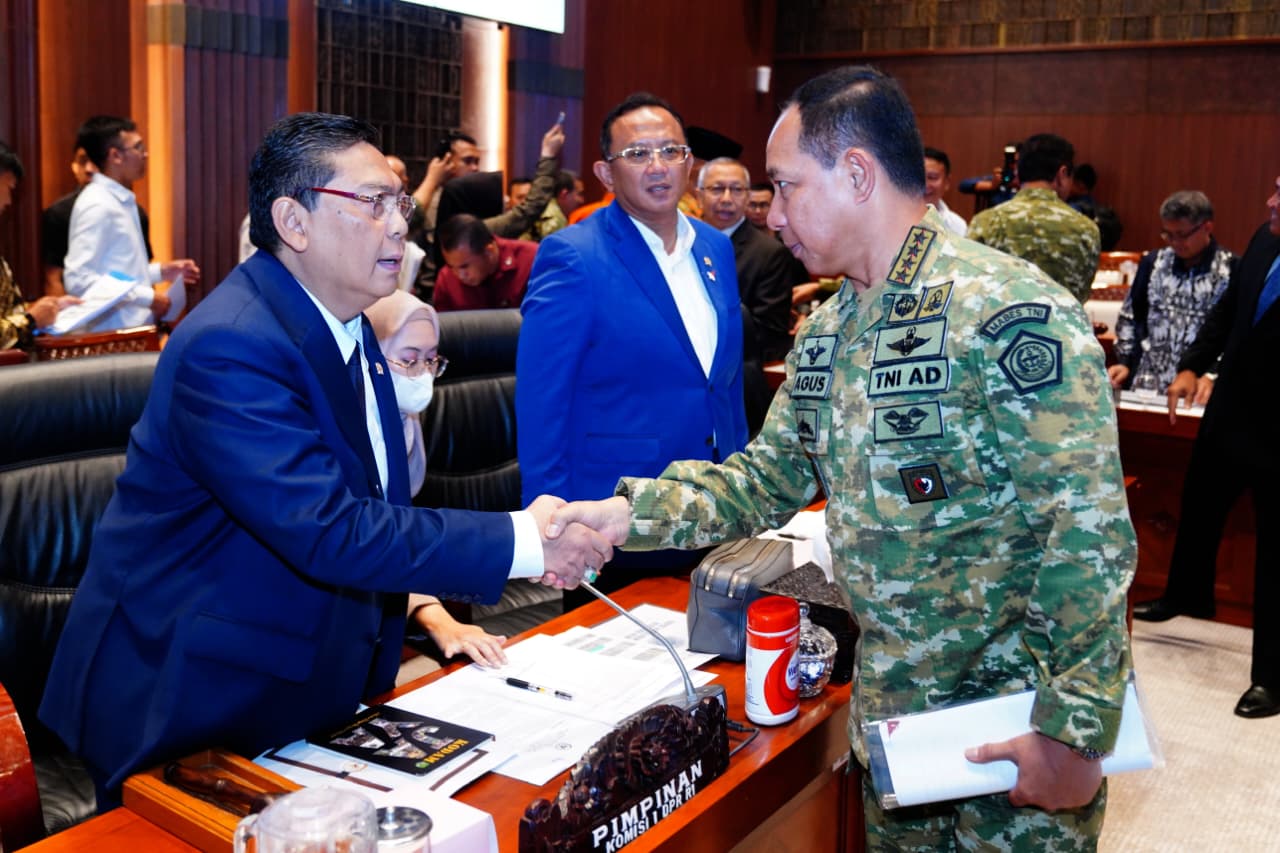 Panglima TNI Hadiri Raker Bersama Komisi I DPR RI Bahas Dinamika Geopolitik dan Misi Perdamaian Dunia