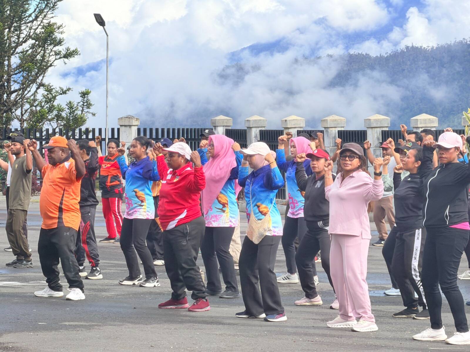 Kodim 1714/Puncak Jaya Bersama Pemda Laksanakan Jumat Sehat Yang Penuh Berkah