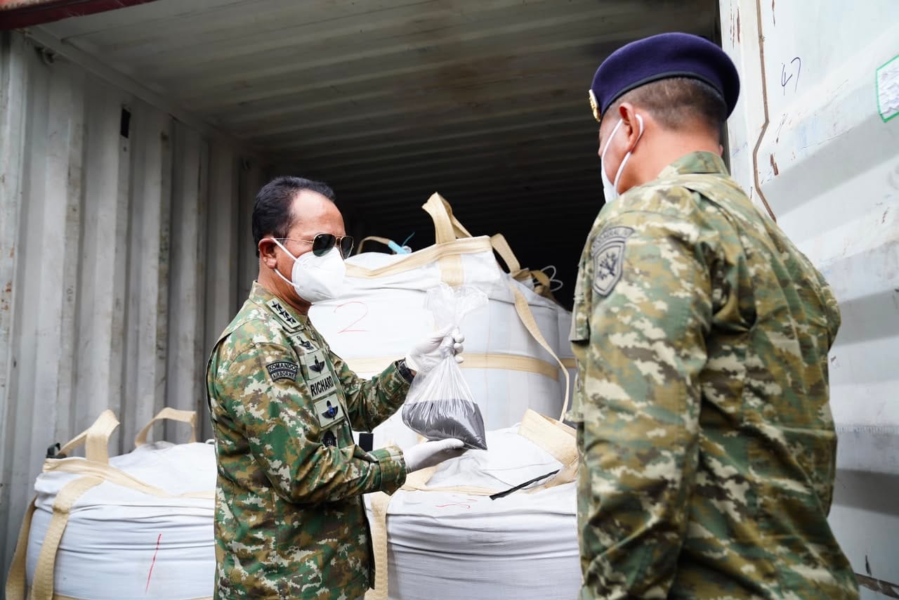Kasum TNI Tinjau Pemeriksaan Kontainer Mineral Hasil Penindakan TNI AL di Batam Kasum TNI Tinjau Pemeriksaan Kontainer Mineral Hasil Penindakan TNI AL di Batam