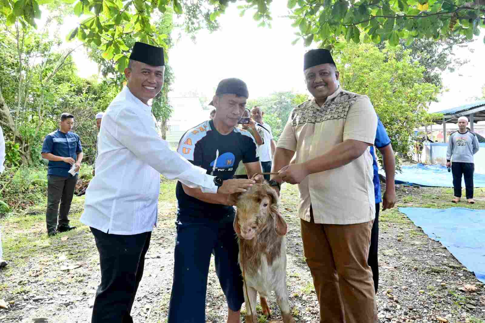 Tak Sekedar Kurban, Lanud Sjamsudin Noor Rajut Kebersamaan dan Kepedulian Semangat Berbagi Kepada Sesama di Hari Raya Idul Adha 1447 H/2026 M Tak Sekedar Kurban, Lanud Sjamsudin Noor Rajut Kebersamaan dan Kepedulian Semangat Berbagi Kepada Sesama di Hari Raya Idul Adha 1447 H/2026 M