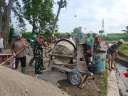 Sinergi TNI Dan Warga, Babinsa Kelurahan Sentul Dampingi Pengecoran Jembatan Beton Garuda Sungai Cari