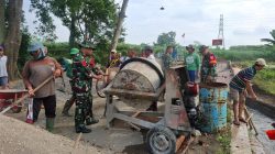 Sinergi TNI Dan Warga, Babinsa Kelurahan Sentul Dampingi Pengecoran Jembatan Beton Garuda Sungai Cari