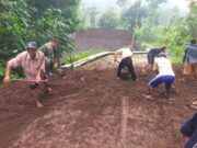 Wujud Sinergitas, Babinsa Banjarsari Bersama Warga Gotong Royong Lebarkan Jalan Desa