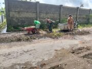 Wujud Nyata Kemanunggalan TNI-Rakyat, Babinsa Candirejo Gotong Royong Bersihkan Jalan Desa
