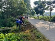 Wujud Kemanunggalan TNI, Babinsa Ngoran Pelopori Gotong Royong Bersihkan Jalan Desa