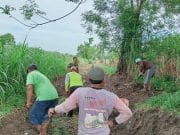 Babinsa Karang Gondang Bersama Warga Gotong Royong Bersihkan Jalan Akses Lahan Pertanian