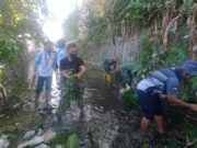 Antisipasi Banjir, Babinsa Sertu Didik Bersama Warga Kepanjenkidul Bersihkan Saluran Sungai