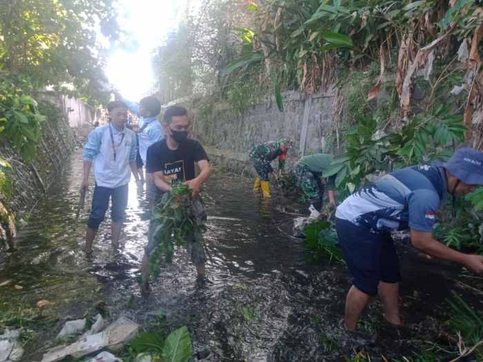 Antisipasi Banjir, Babinsa Sertu Didik Bersama Warga Kepanjenkidul Bersihkan Saluran Sungai