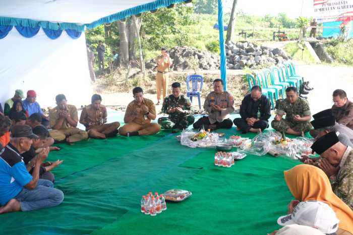 Tingkatkan Konektivitas Warga, Peletakan Batu Pertama Jembatan Beton Garuda Kota Blitar Resmi Dimulai
