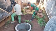 Wujud Kemanunggalan TNI, Babinsa Rejoso Gotong Royong Renovasi MCK Warga Binangun