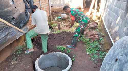 Wujud Kemanunggalan TNI, Babinsa Rejoso Gotong Royong Renovasi MCK Warga Binangun