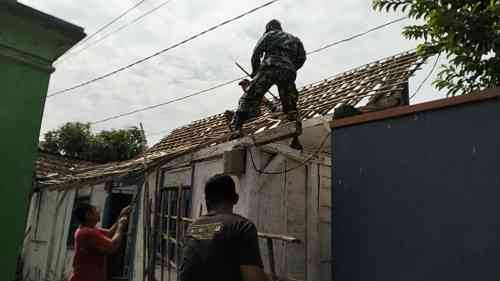 Wujud Kemanunggalan TNI, Babinsa Kademangan Bersama Warga Gotong Royong Rehab Rumah Layak Huni