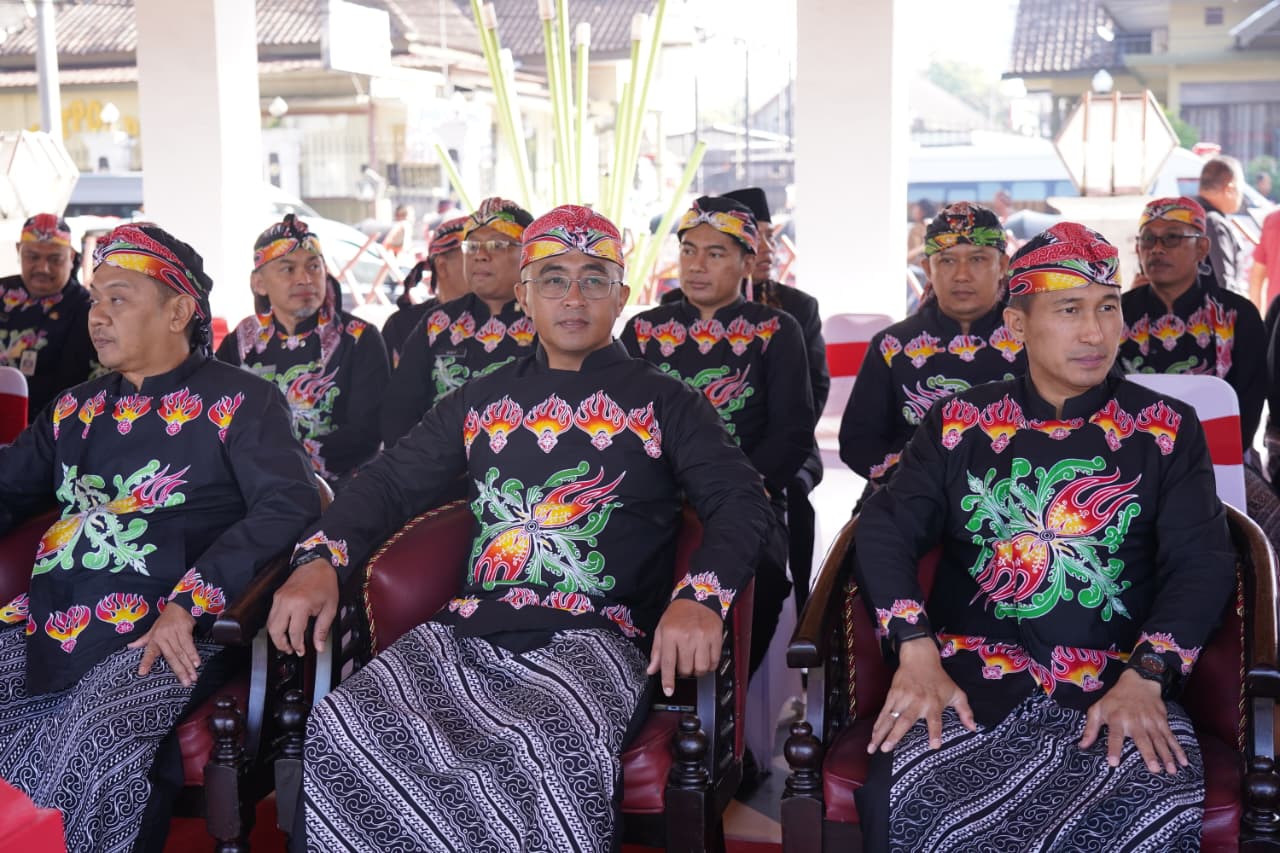 Dandim 0808/Blitar Hadiri Peringatan Hari Lahir Pancasila 2026, Kirab Gunungan Lima Dan Genduri Pancasila Perkuat Semangat Persatuan Dandim 0808/Blitar Hadiri Peringatan Hari Lahir Pancasila 2026, Kirab Gunungan Lima Dan Genduri Pancasila Perkuat Semangat Persatuan