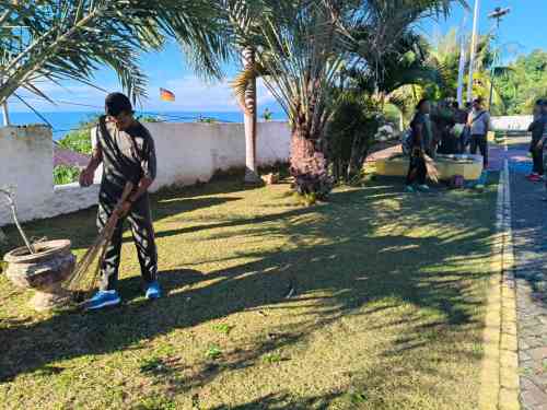 Jum’at Berkah, Personel Kodim 1505/Tidore Bersihkan Pesisir Pantai dan Lingkungan Kedaton Jum’at Berkah, Personel Kodim 1505/Tidore Bersihkan Pesisir Pantai dan Lingkungan Kedaton