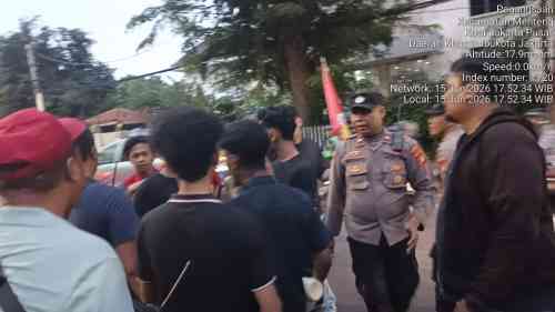 Bakar Ban Saat Aksi Tolak BBM, Massa LMND di Menteng Ditegur Keras Pengemudi Ambulans RSCM Bakar Ban Saat Aksi Tolak BBM, Massa LMND di Menteng Ditegur Keras Pengemudi Ambulans RSCM