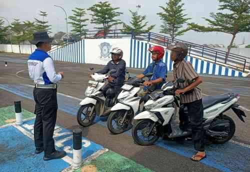 Dari Pinggir Jalan, Polantas Tuban Bangun Kepercayaan Warga Lewat Layanan SIM, STNK dan BPKB Dari Pinggir Jalan, Polantas Tuban Bangun Kepercayaan Warga Lewat Layanan SIM, STNK dan BPKB