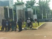 Mahasiswa UKI Cawang Turun ke Jalan, Desak Pemerintah Tolak Fasilitas Militer AS di Indonesia
