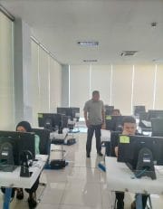 Suasana Pagi di Tuban Mendadak Berbeda, Polantas Tuban Dikerubungi Warga Bahas SIM dan BPKB