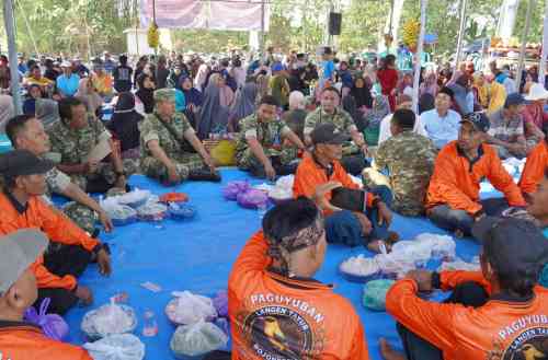 Dukung Ketahanan Pangan, Dandim Bojonegoro Hadiri Wiwit Massal dan Panen Raya Padi Dukung Ketahanan Pangan, Dandim Bojonegoro Hadiri Wiwit Massal dan Panen Raya Padi
