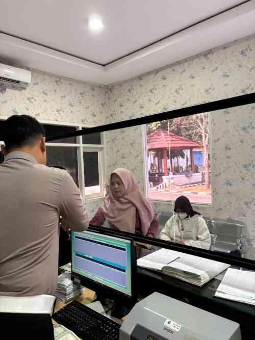 Fenomena Sabtu Pagi di Tuban, Polantas Tuban Dikerumuni Warga yang Ingin Tahu Urusan SIM dan BPKB Fenomena Sabtu Pagi di Tuban, Polantas Tuban Dikerumuni Warga yang Ingin Tahu Urusan SIM dan BPKB